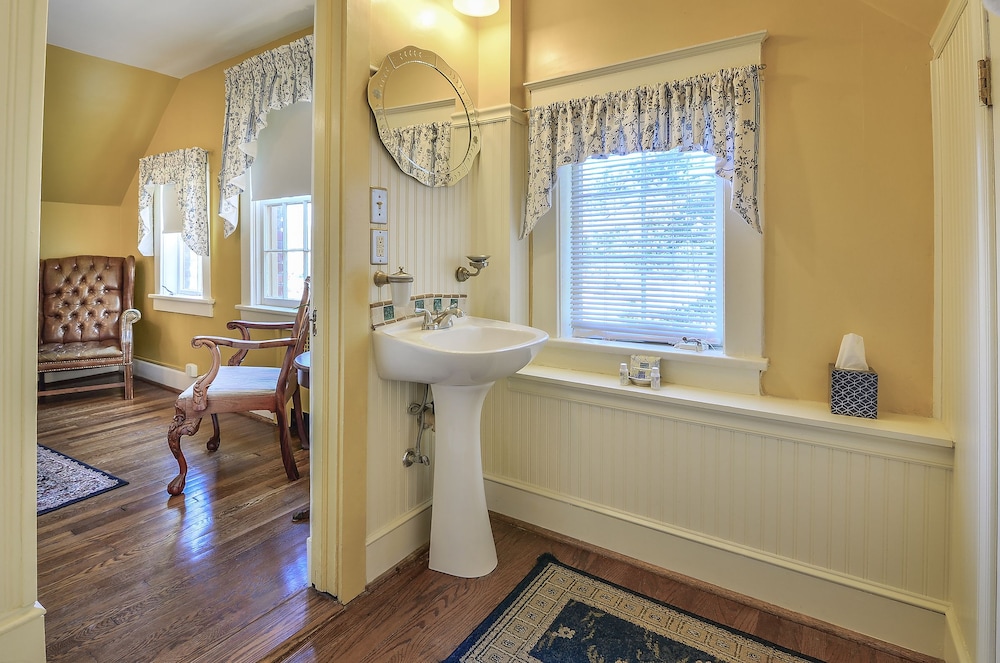 Cedars of Williamsburg Bed & Breakfast 46/50