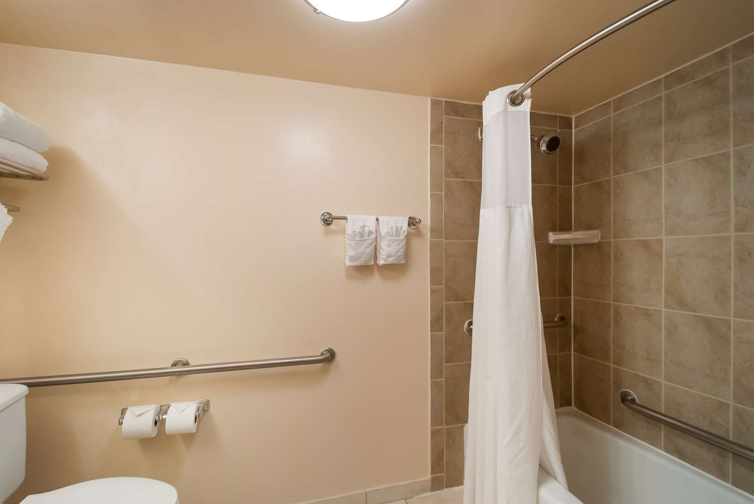 غرفة بسرير كوين بحوض استحمام لذوي الإعاقة، Best Western Springfield 4/4