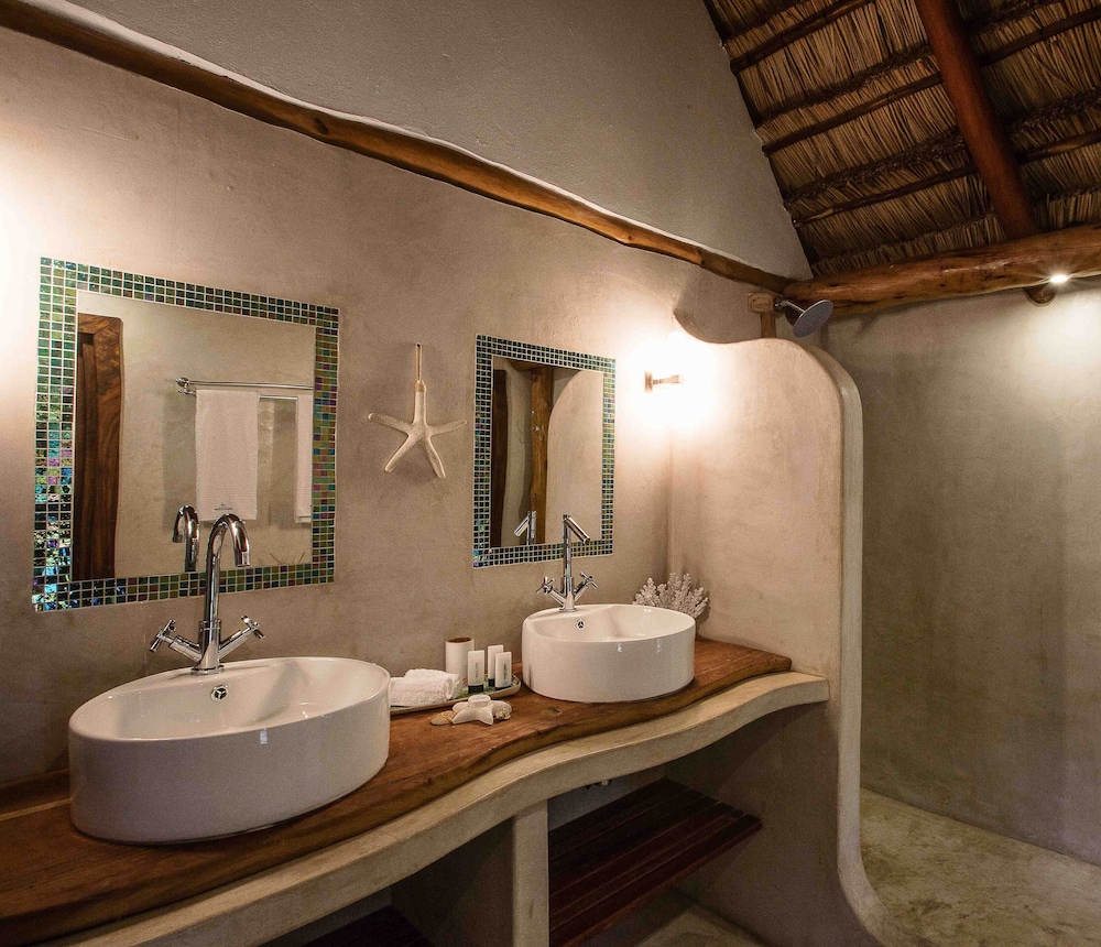 Vilanculos Beach Lodge T 48/50