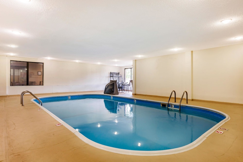Comfort Suites Near I-80 And I-94 15/39