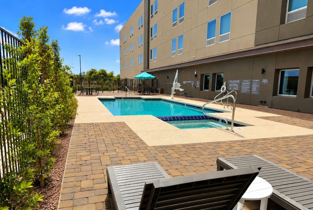 La Quinta Inn & Suites by Wyndham Phoenix near State Farm St 41/48