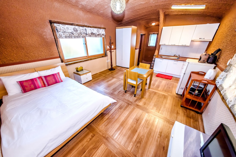 Angkure Pension 6/34