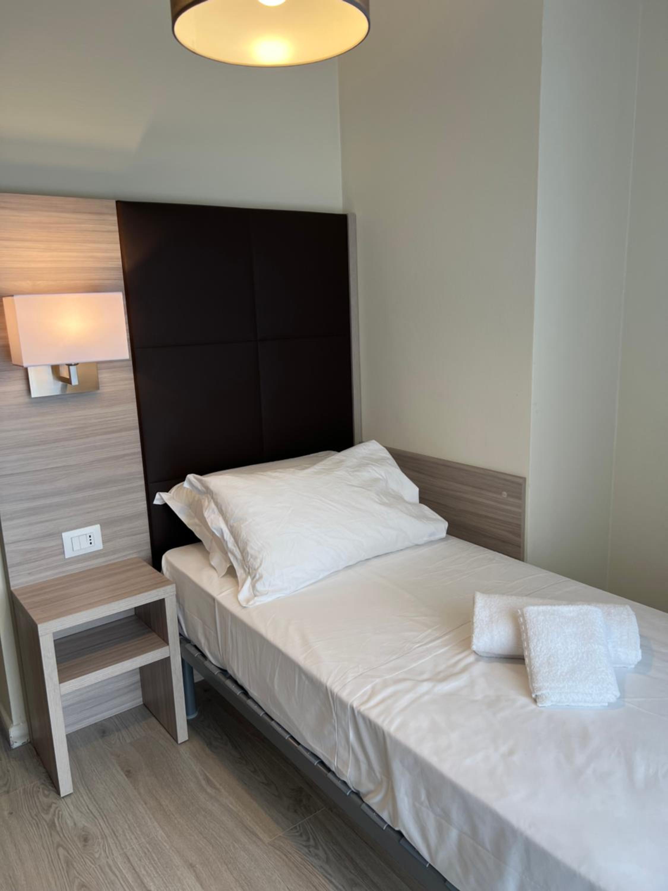 ROOM, SINGLE