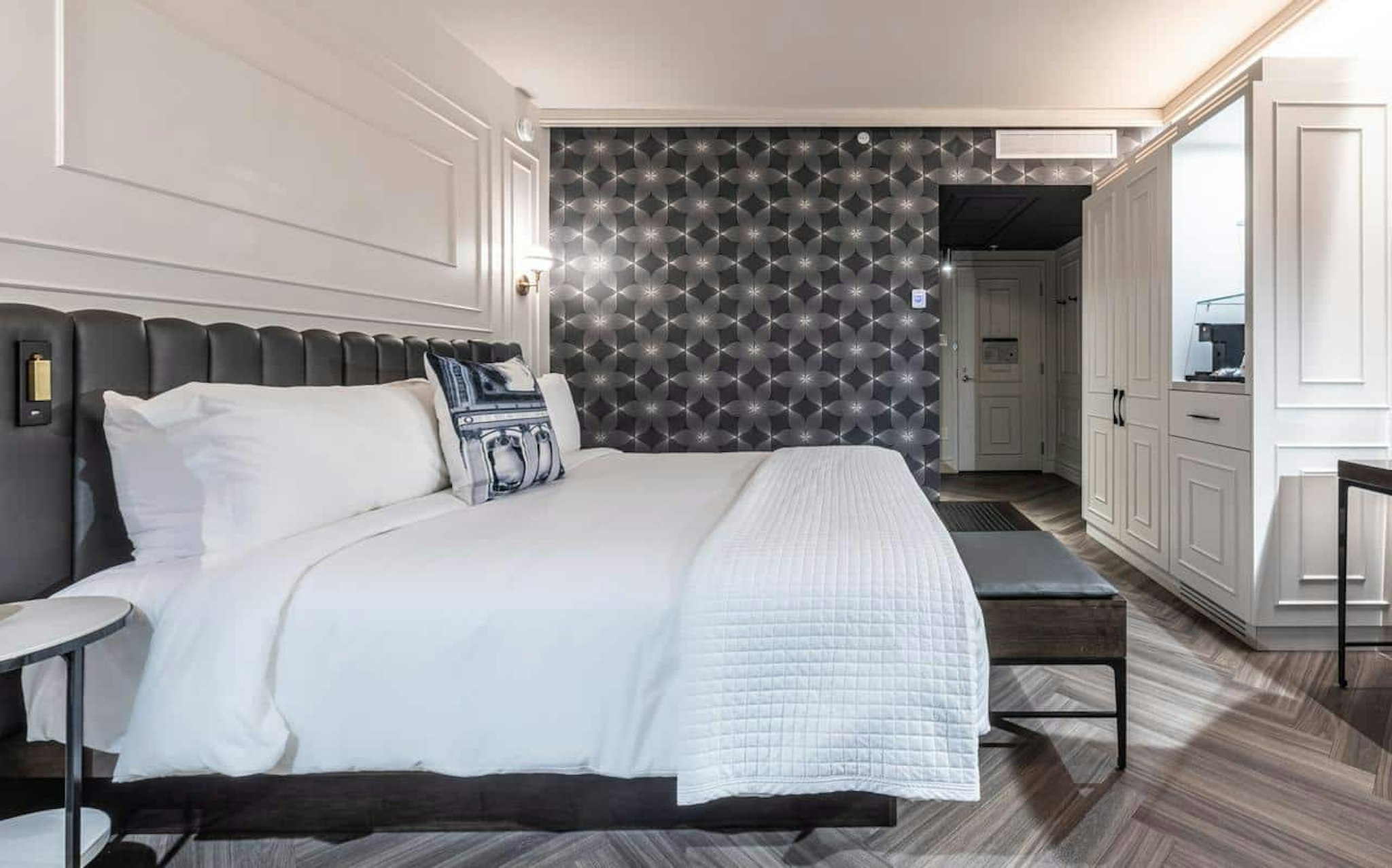 King Bed, Old Queen Bed, City View