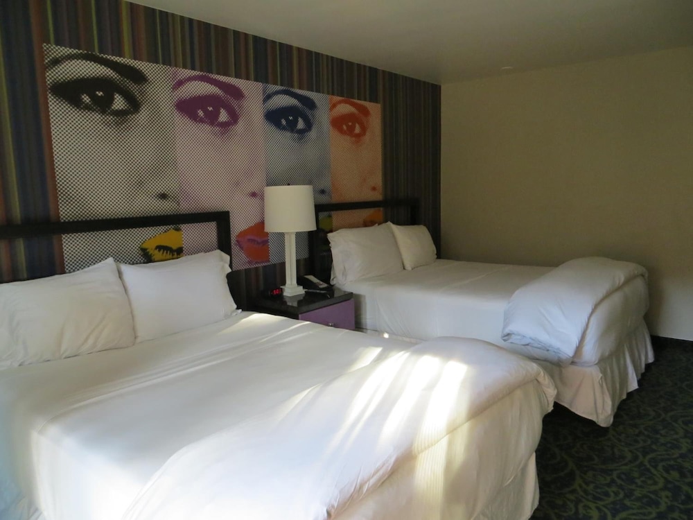 7 Springs Inn Suites 12/60