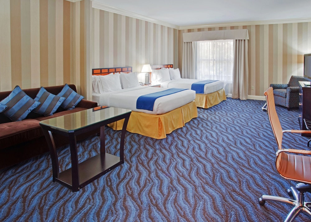 Holiday Inn Express Hotel Suites Santa Cruz 65/72