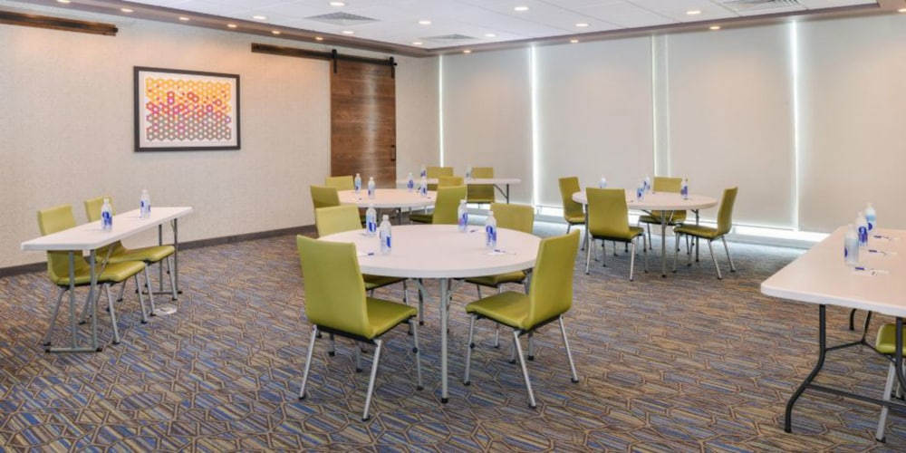 Holiday Inn Express Alliance 49/63