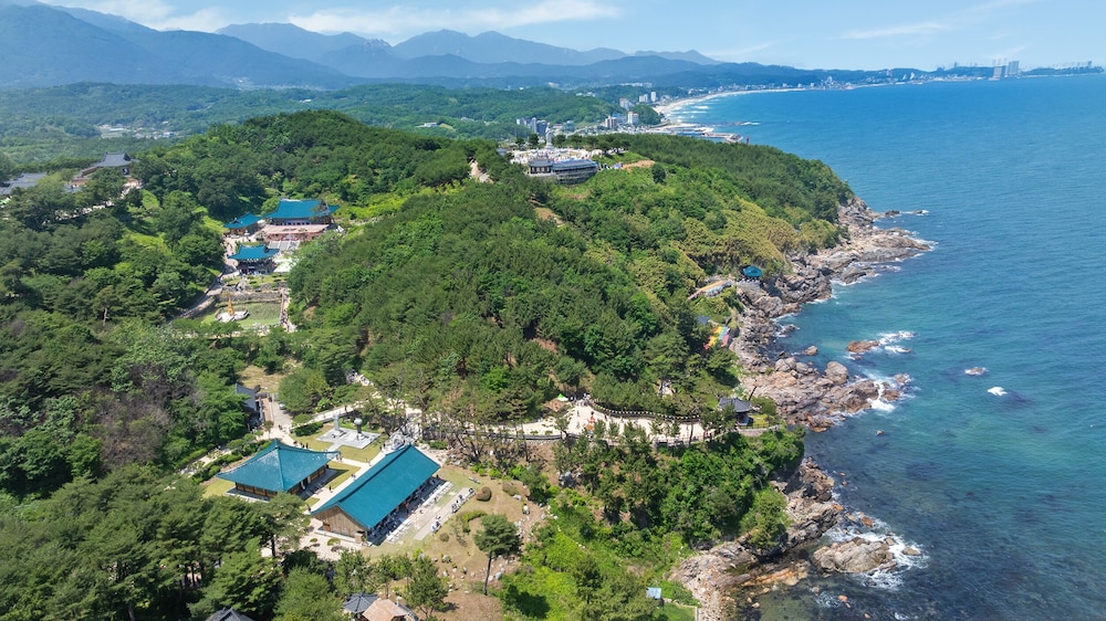 Naksan Beach Hotel 44/48