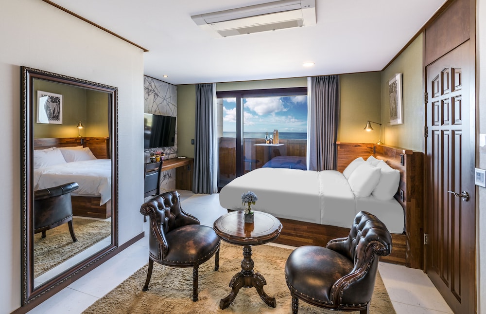 The Jun Pension Jeju 10/42