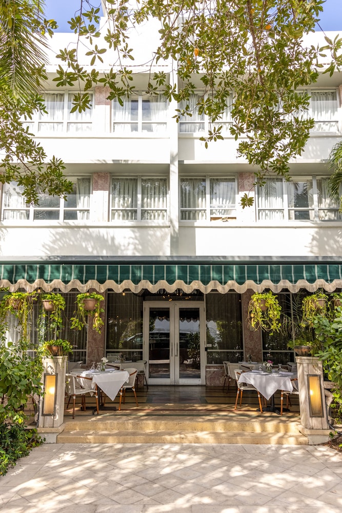 CREST Hotel & Suites 4/66
