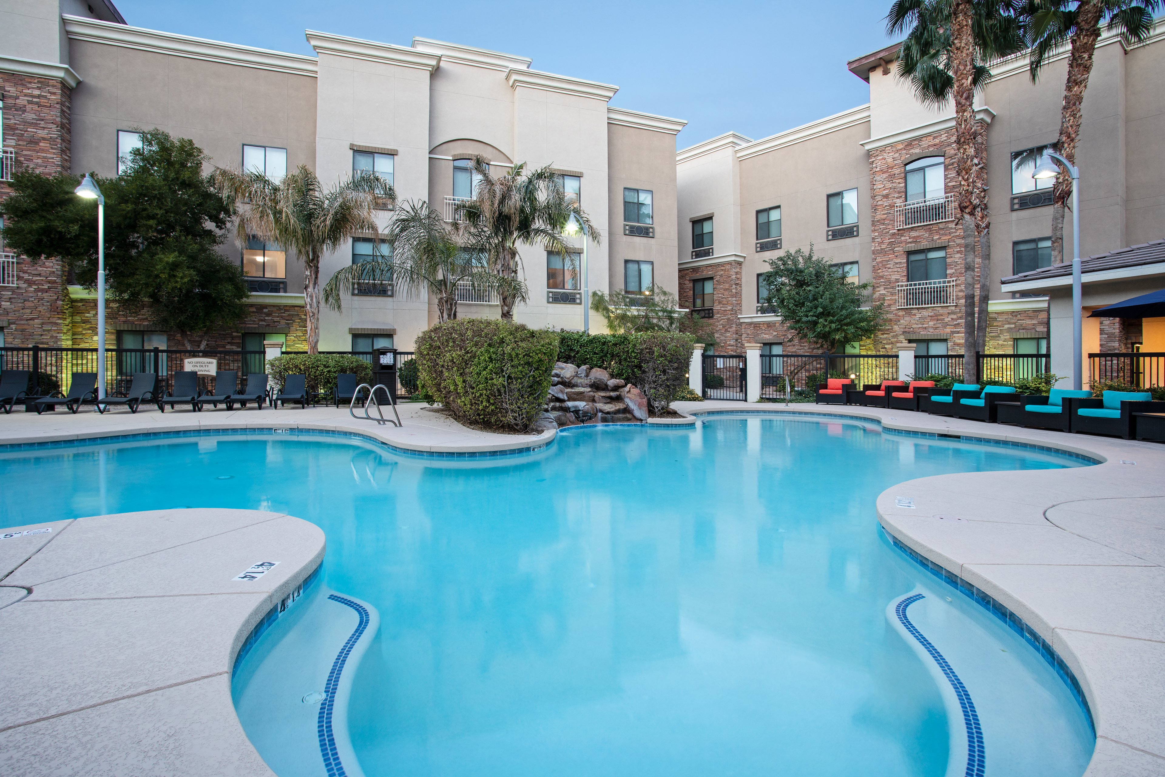 Holiday Inn Express & Suites Phoenix - Glendale Sports Dist 37/63