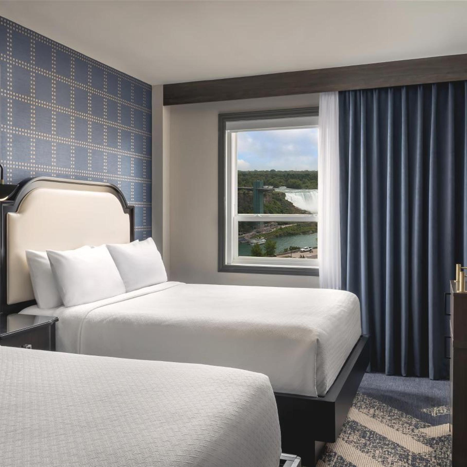 Room, King Bed, 2 Queen Beds, Partial Falls View