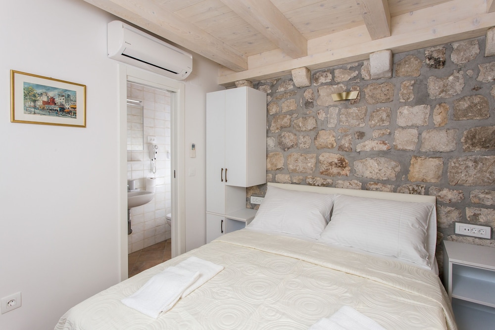 1 BEDROOM, DUPLEX, APARTMENT