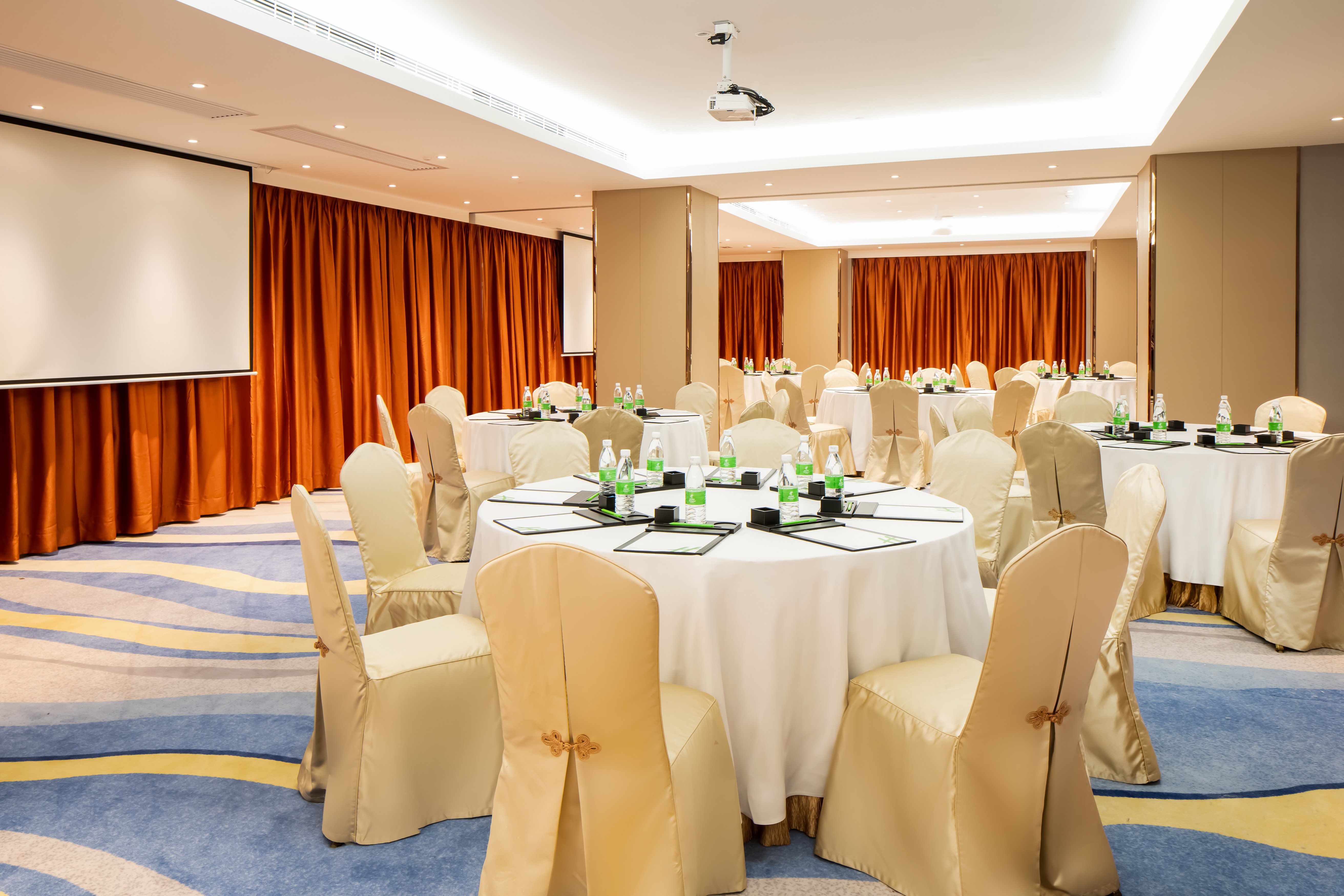 HOLIDAY INN MACAU 63/79