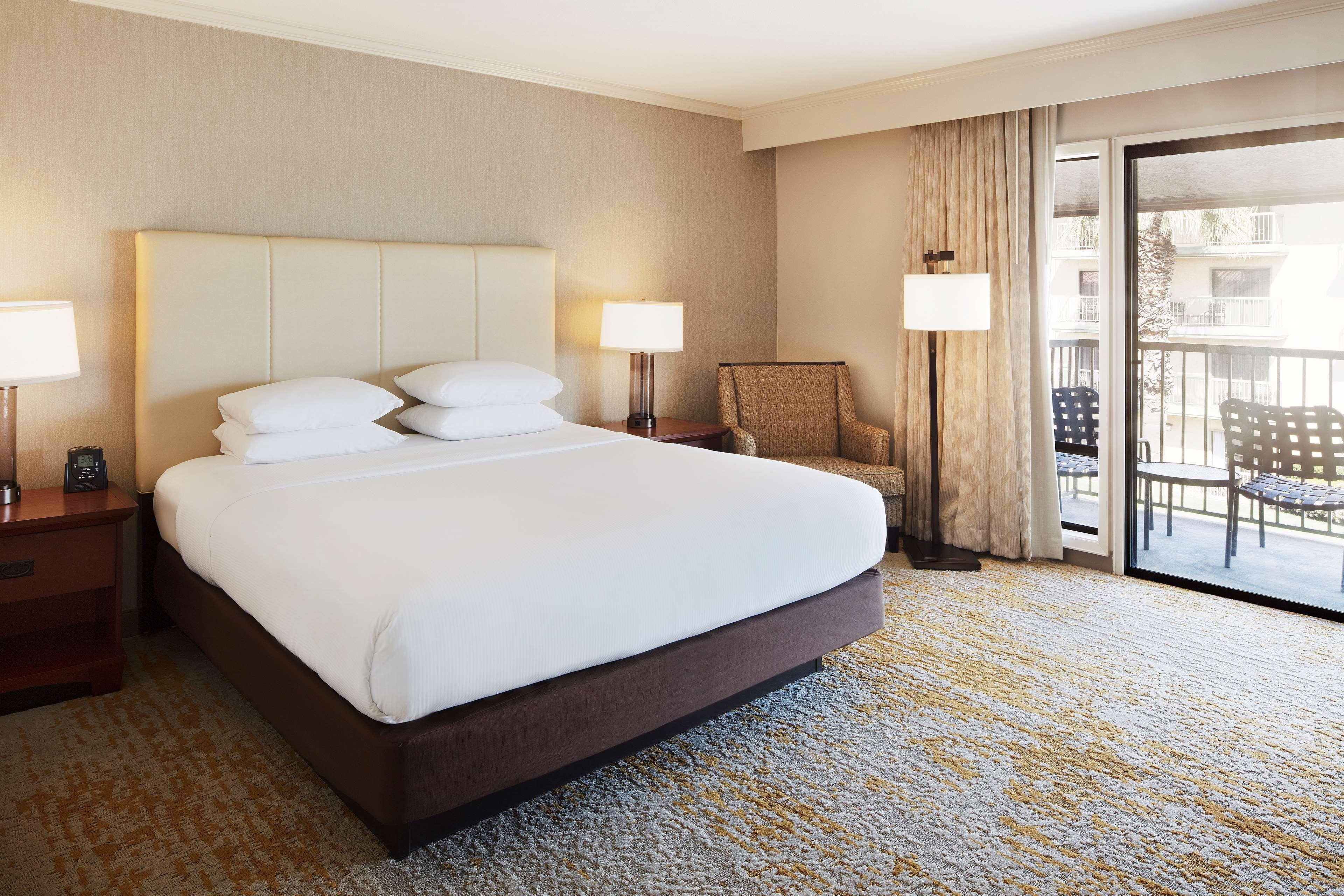 GOVERNOR, SUITE, KING BED, LIVING AREA