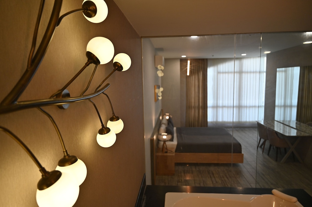 Agora Suites 36/67