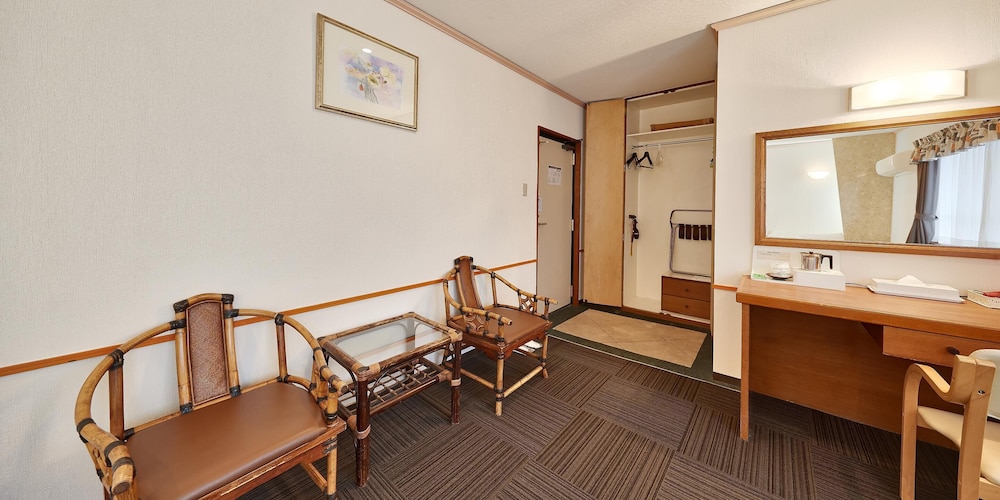 Crown Hotel Okinawa 50/75