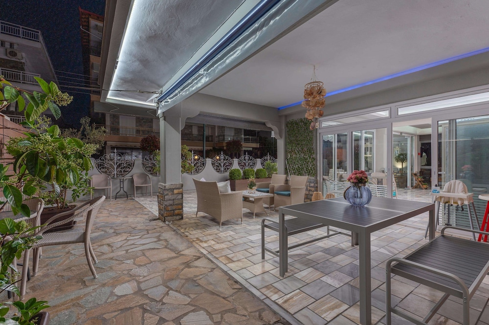 Ouzas Hotel 7/38