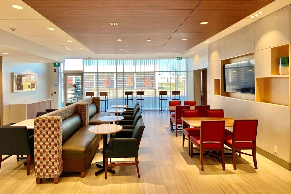 Holiday Inn Express Suites Aurora 61/77