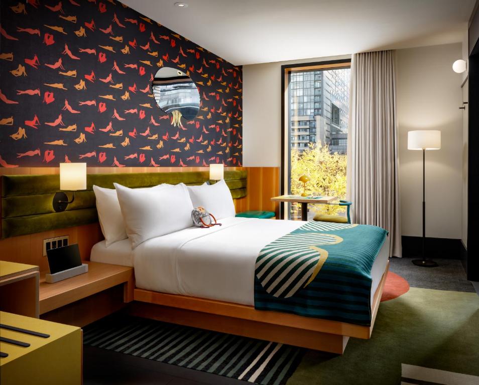 Room, Queen Bed, Modern Wing