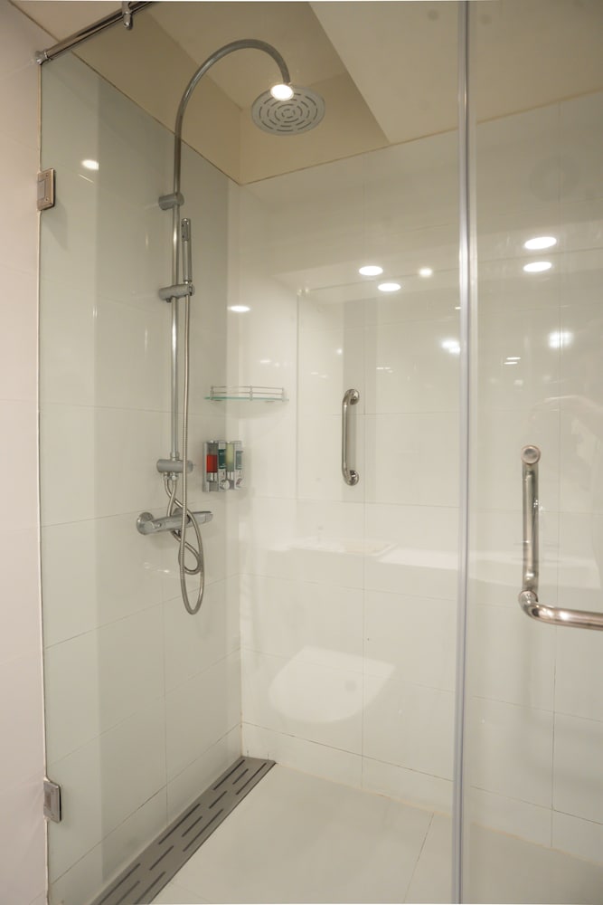 AR Suites Fontana Bay 37/39