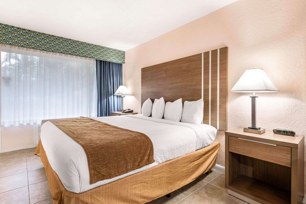 Rodeway Inn and Suites Fort Lauderdale Airport and Cruise Port 17/50