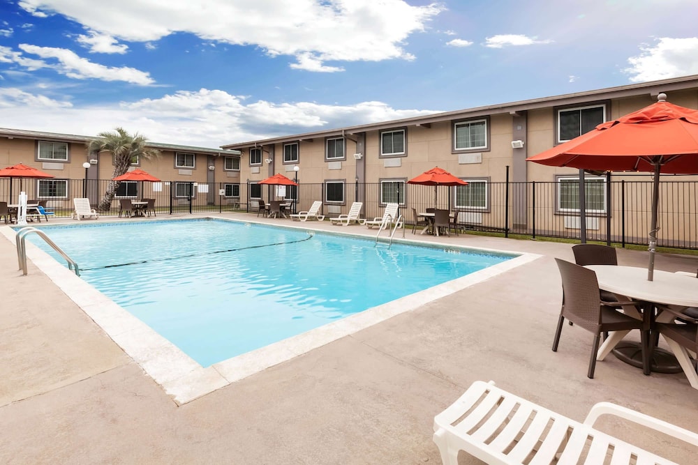 Super 8 by Wyndham Beaumont I-10 South/College St 3/60