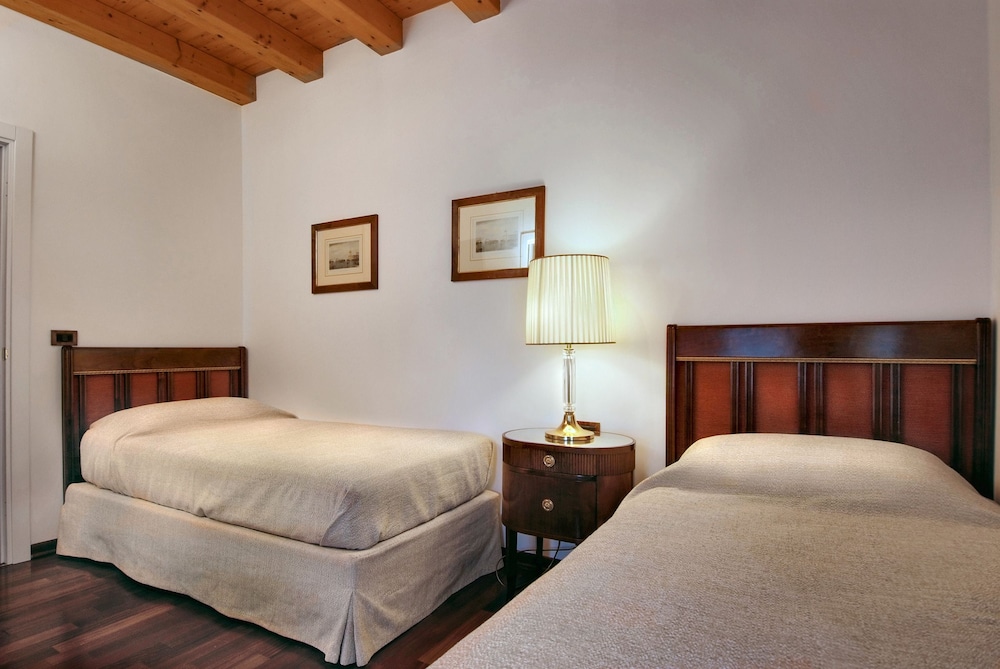500 Bed And Breakfast 13/30