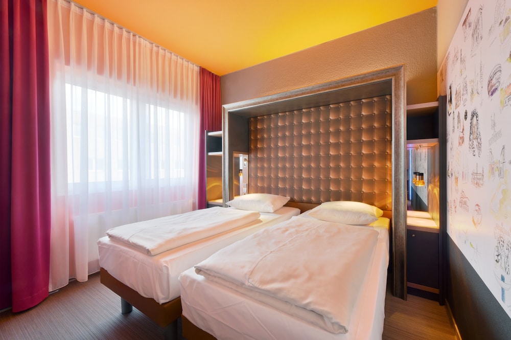 1 BEDROOM, JUNIOR SUITE, TWIN BEDS, SOFA