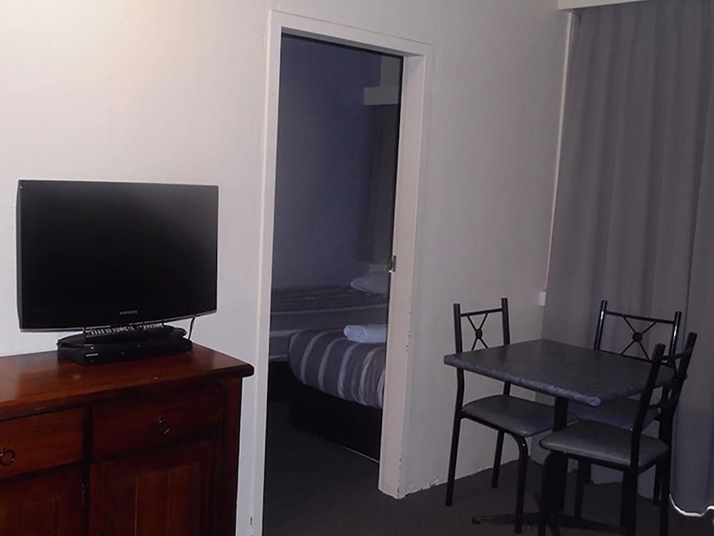 RIVERBANK PARK MOTEL 47/63