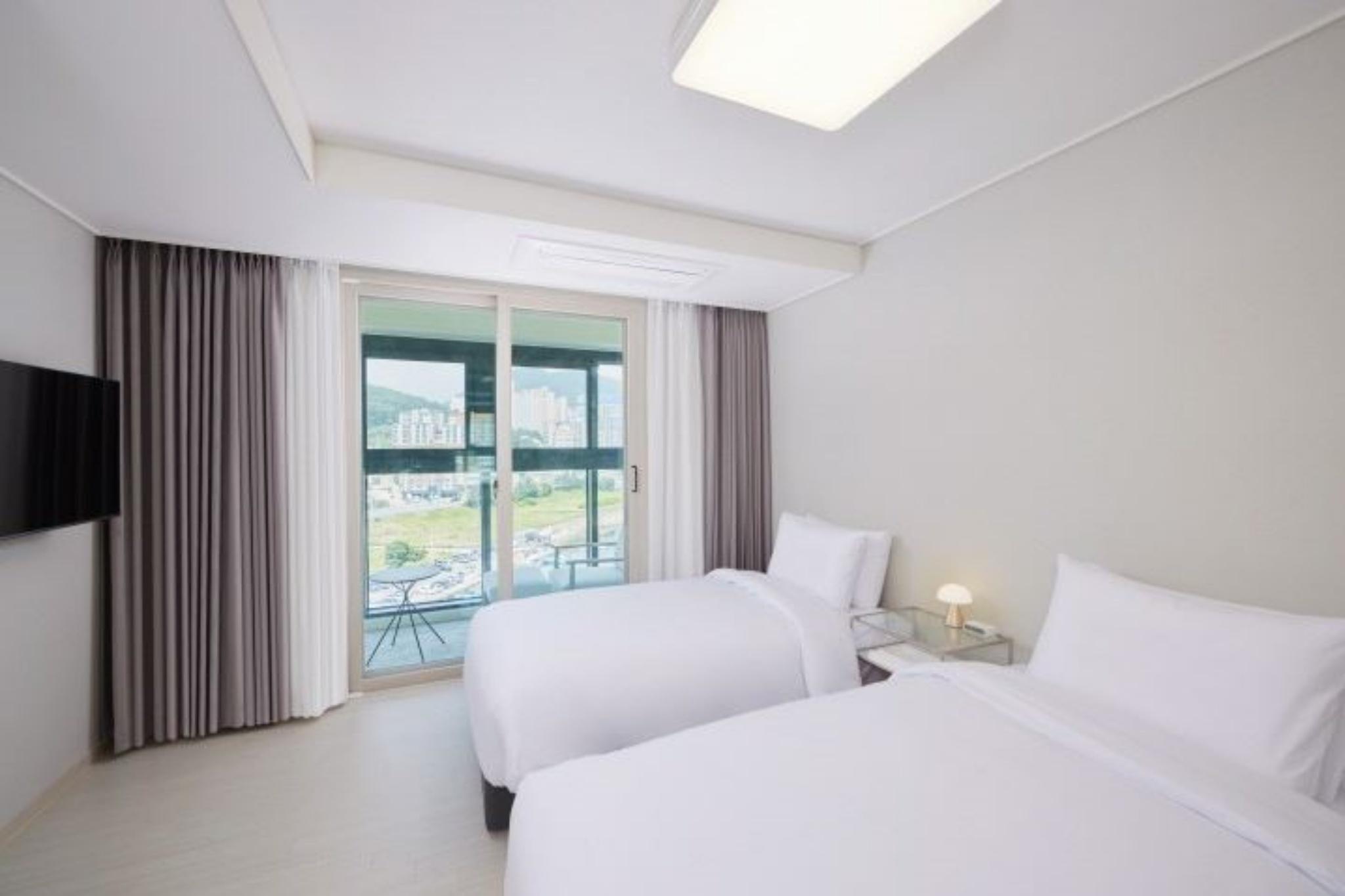 Residence, Twin Beds, Partial Ocean View