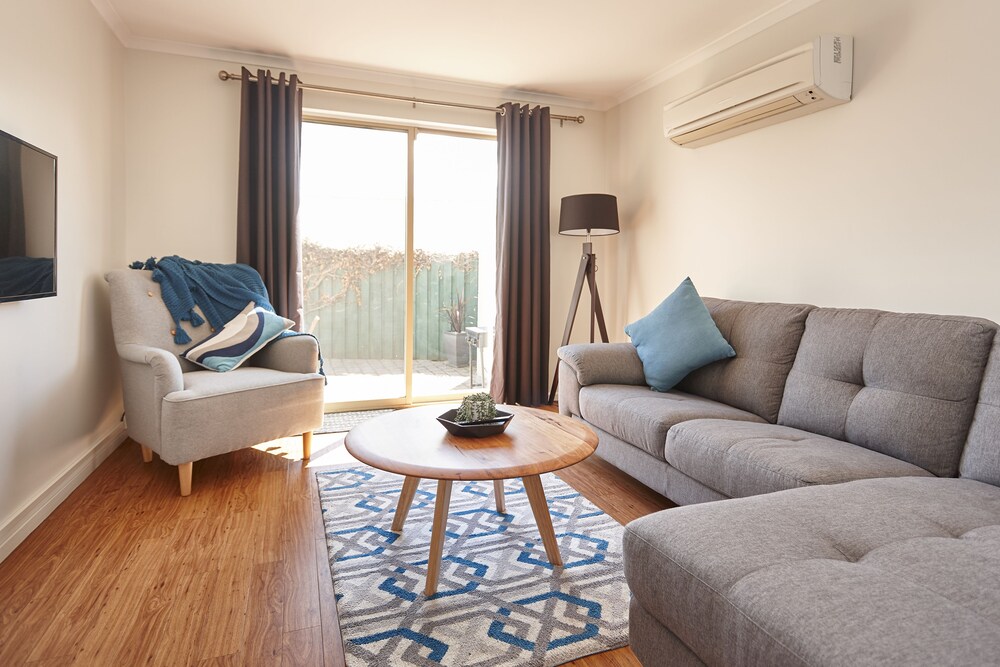 Elphin Motel and Serviced Apartments 30/50