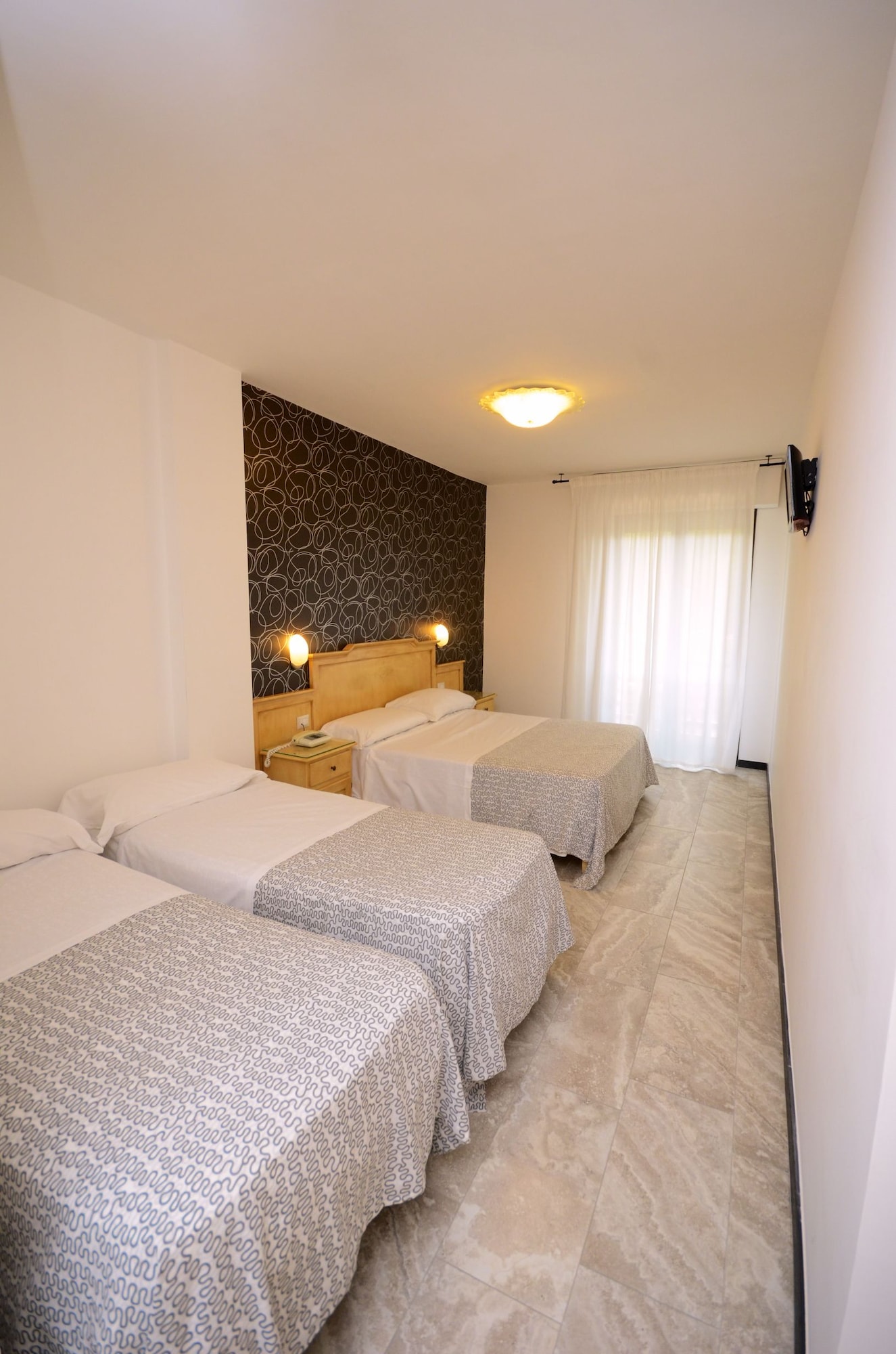 ROOM, QUADRUPLE