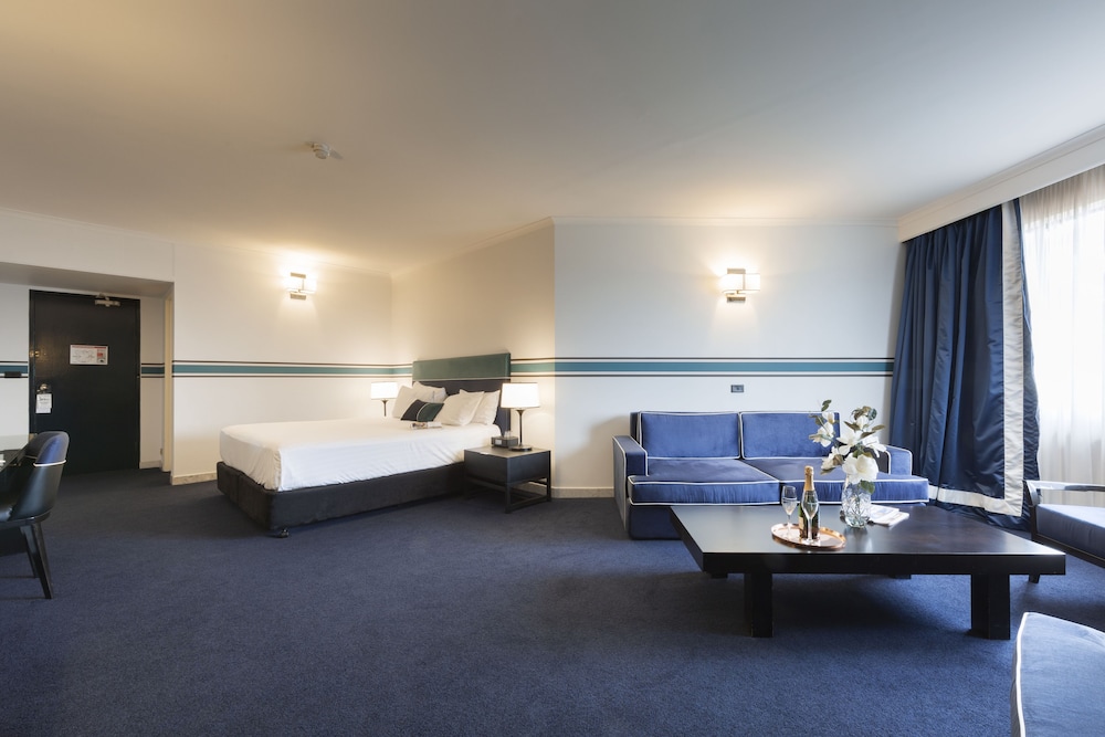 Ramada by Wyndham Diplomat Canberra 25/65