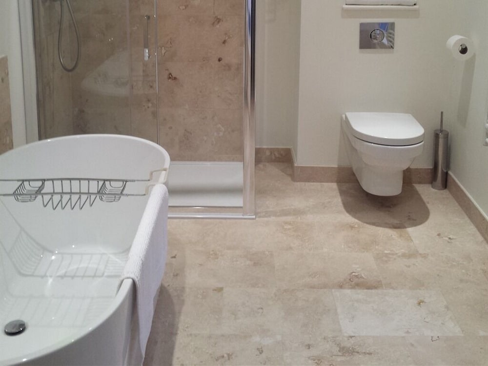 Superior, King Bed, Garden View, Bath and Shower، Ogilvy House 2/2