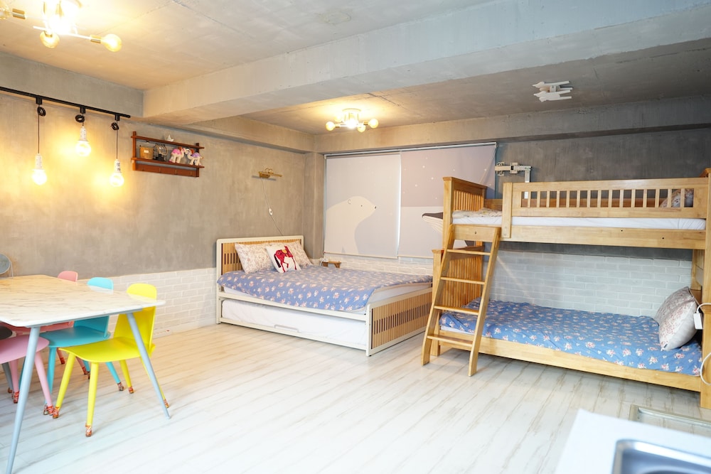 BUSINESS, STUDIO, SUITE