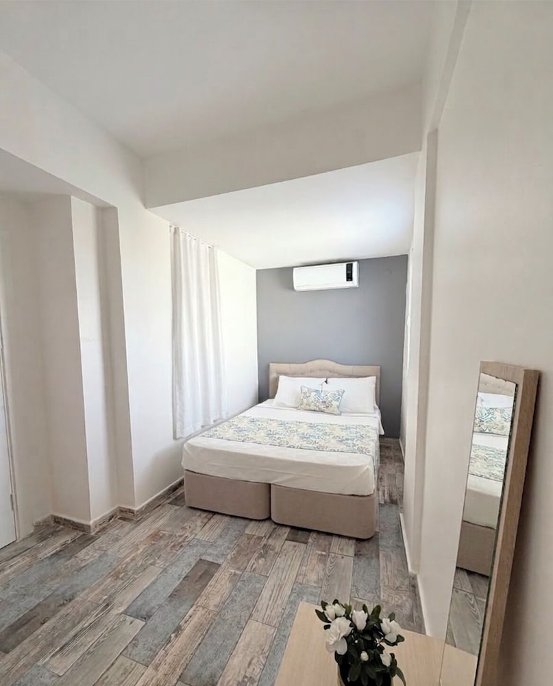 1 BEDROOM, TRADITIONAL, DOUBLE BED, HILL VIEW