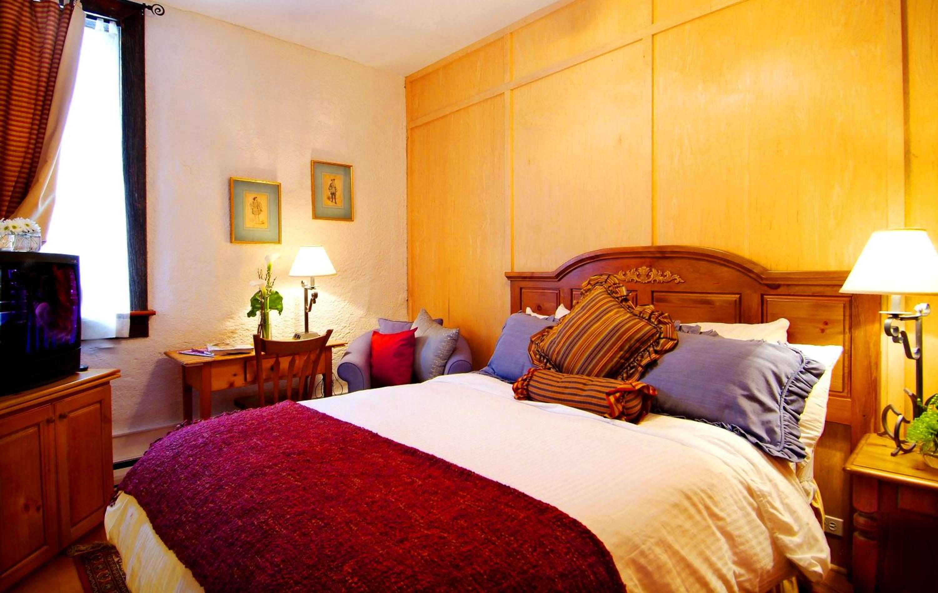 Standard, Queen Bed