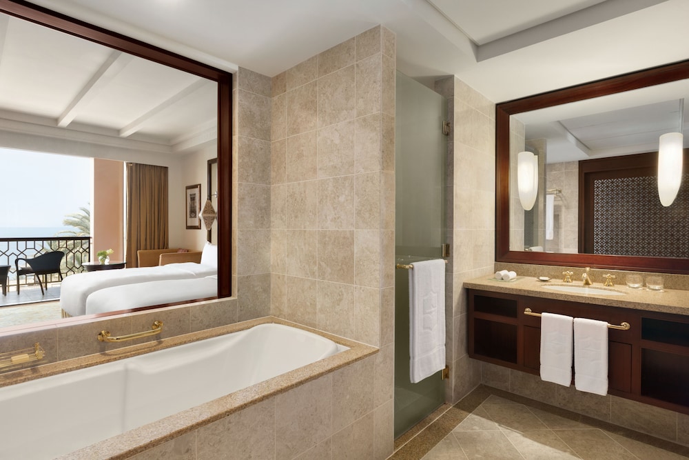 Al Husn Hotel Muscat 50/50