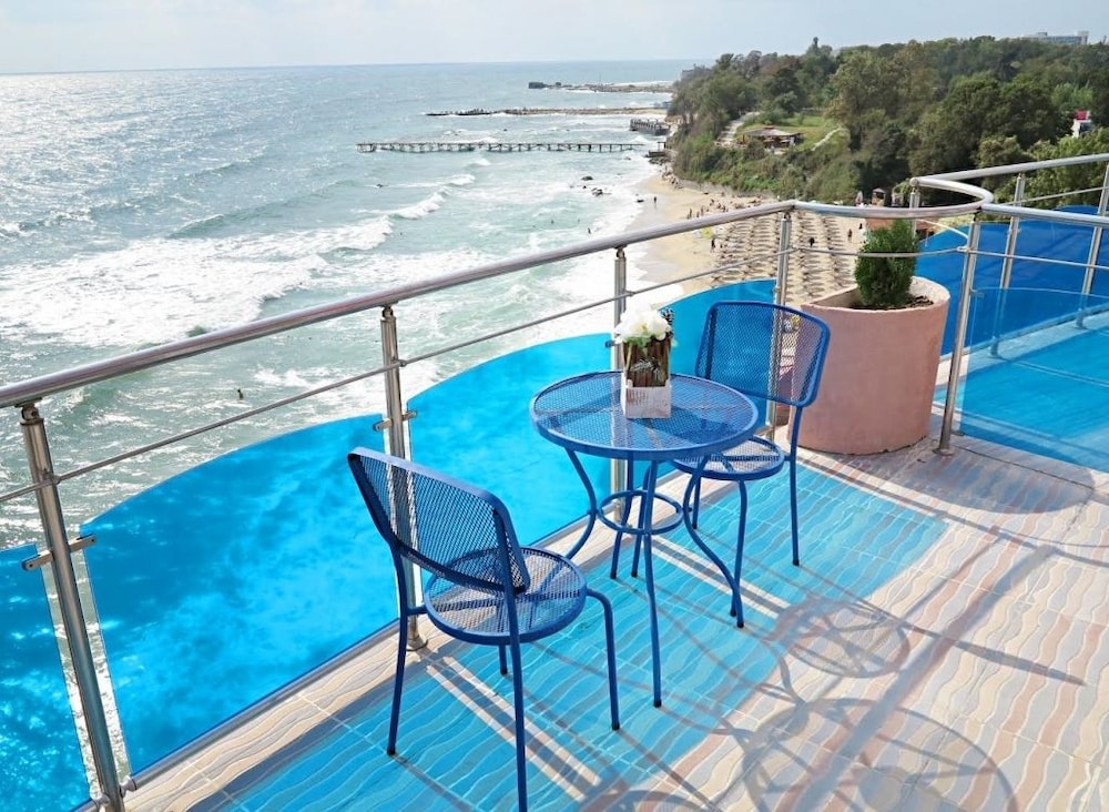 Sirius Beach Hotel 32/48
