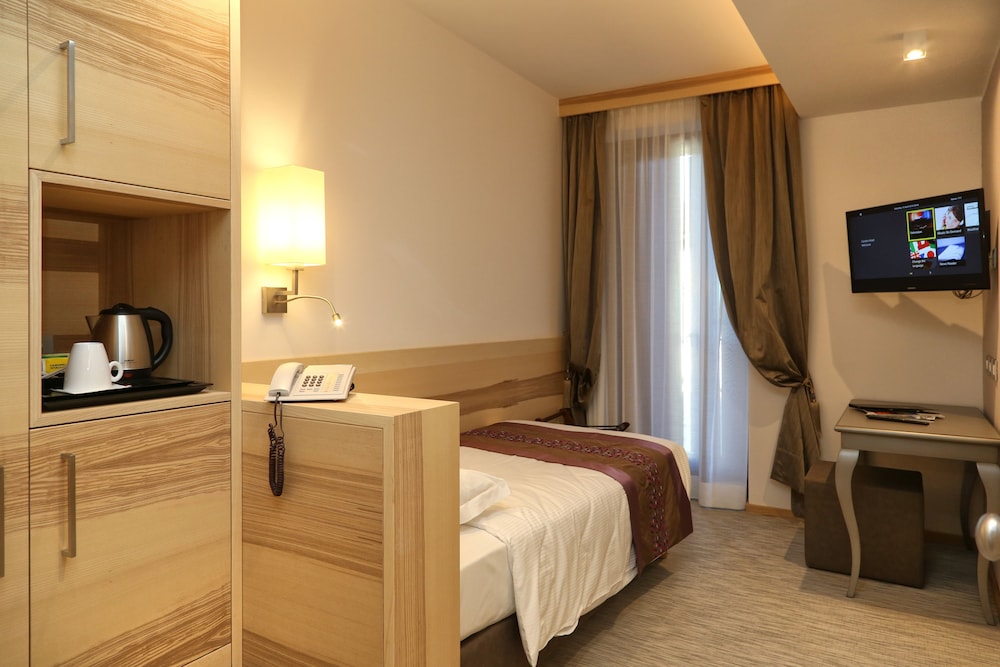 ROOM, SINGLE