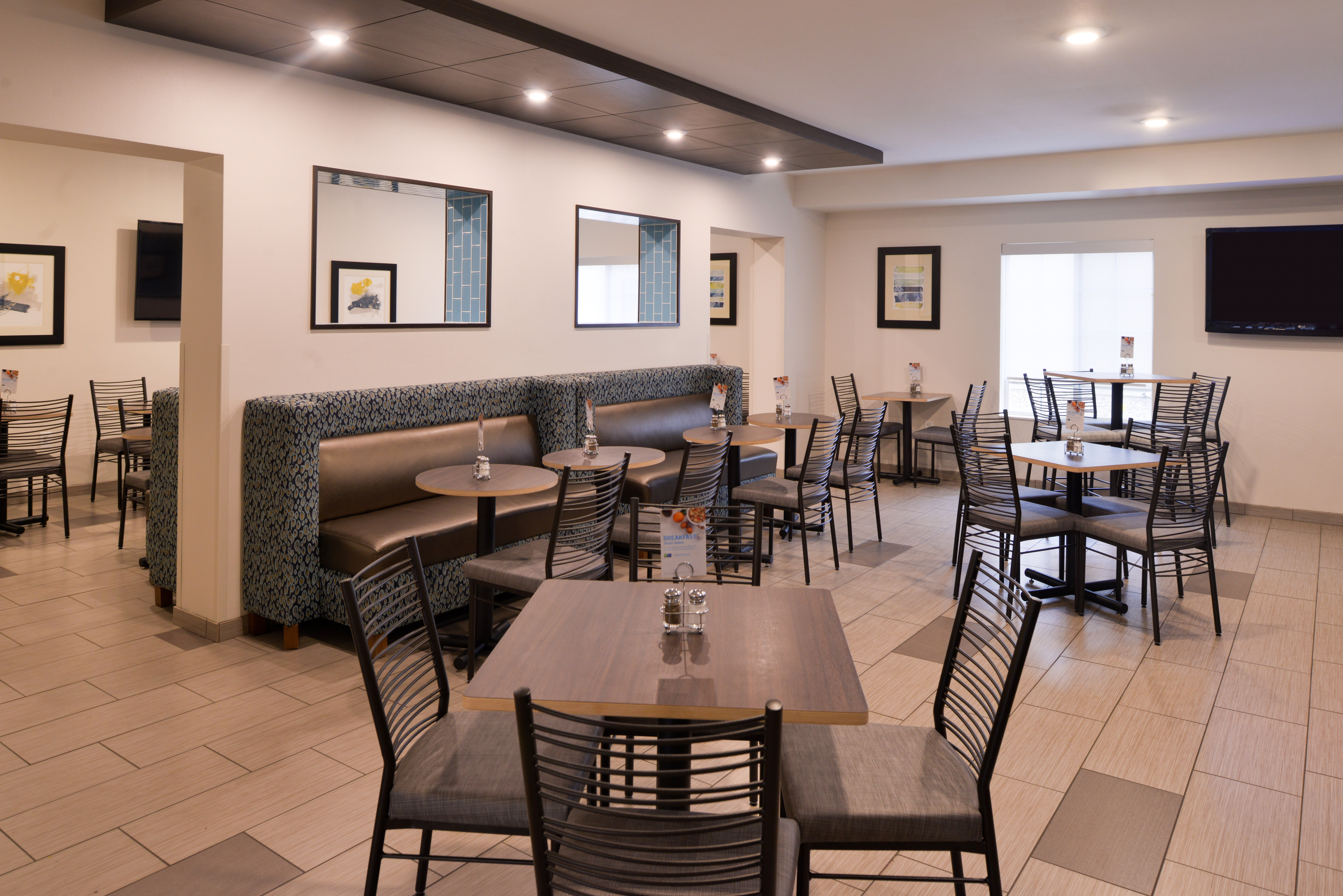 Holiday Inn Express Hotel and Suites Sioux Falls At Empire Mall 56/75