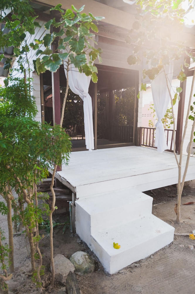 Haad Chao Phao Resort 6/50