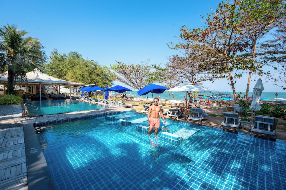 Sanae Beach Club 62/68