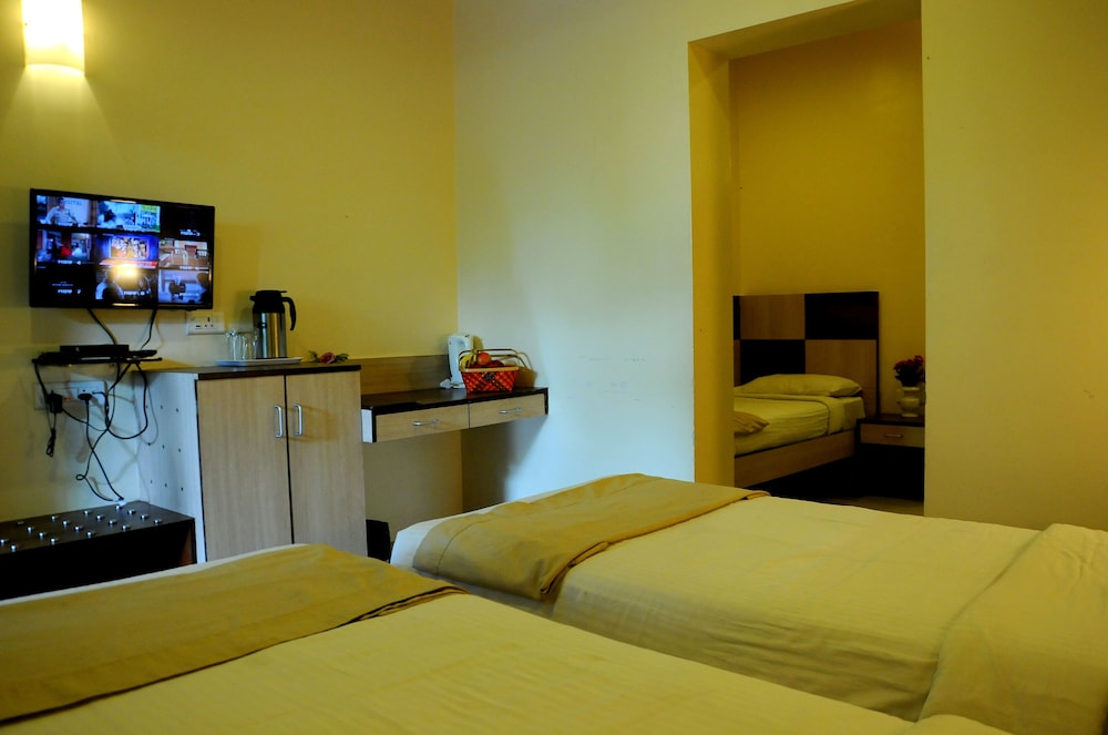 HOTEL MADHAV 18/34