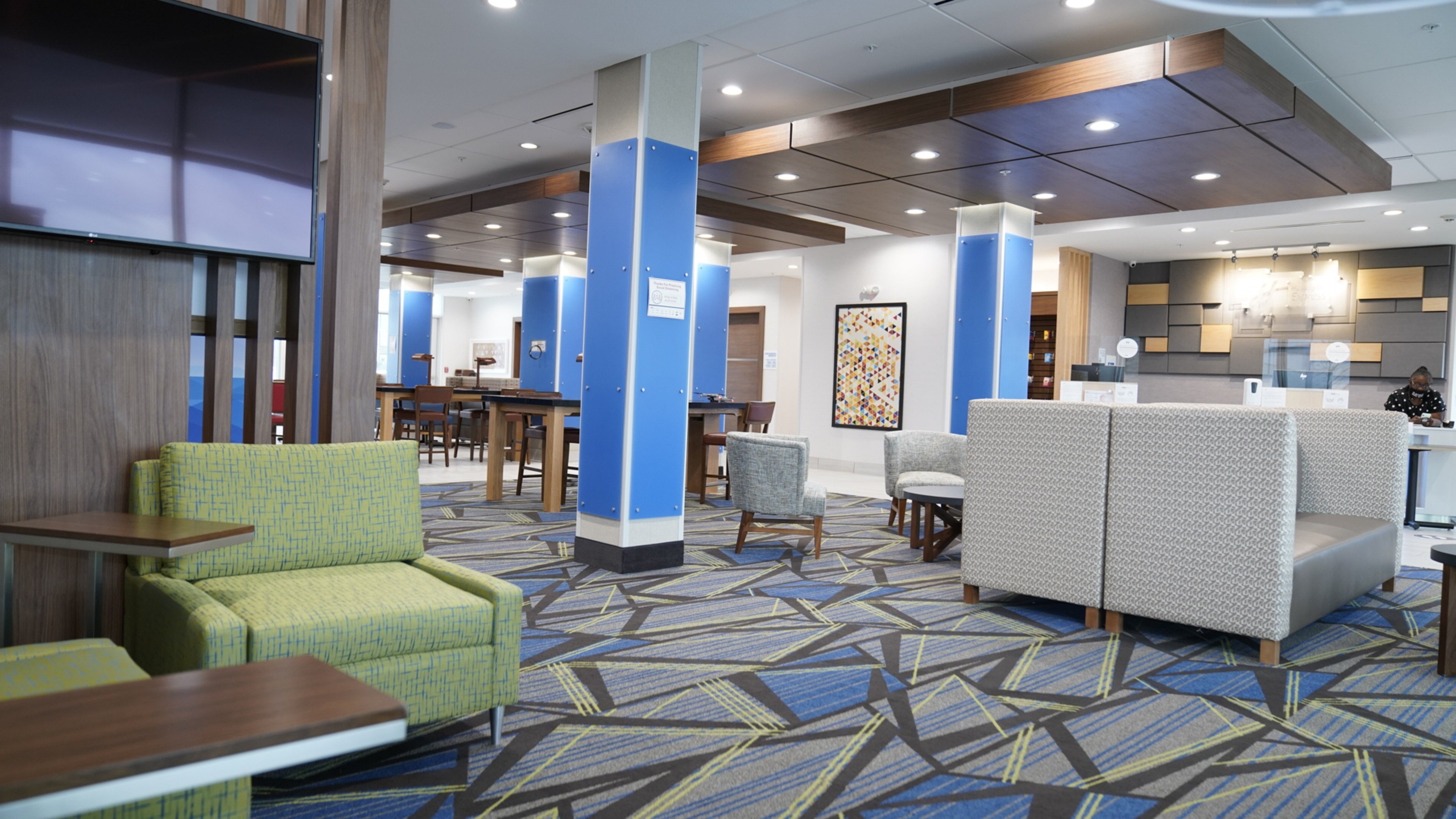 Holiday Inn Express & Suites Dallas Market Center – Love Fi 36/57