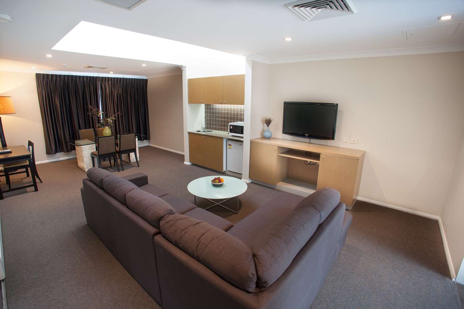 Ramada Hotel & Suites by Wyndham Sydney Cabramatta 13/21