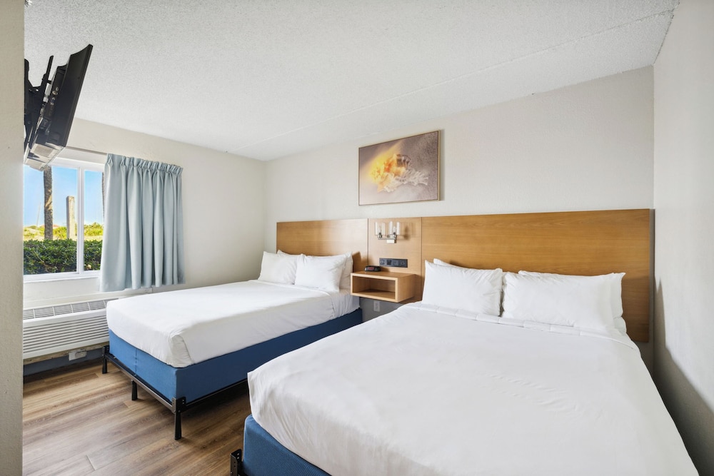 Walkout, Premier, Suite, Bunk Bed, 2 Queen Beds, Beach Front, Sofa, Kitchen