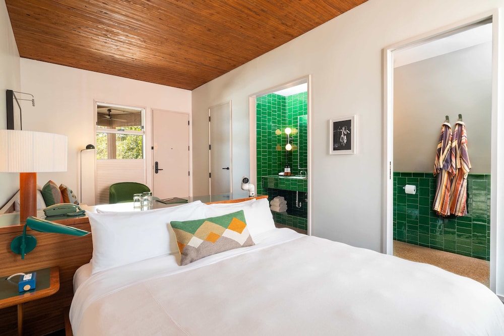 ROOM, KING BED