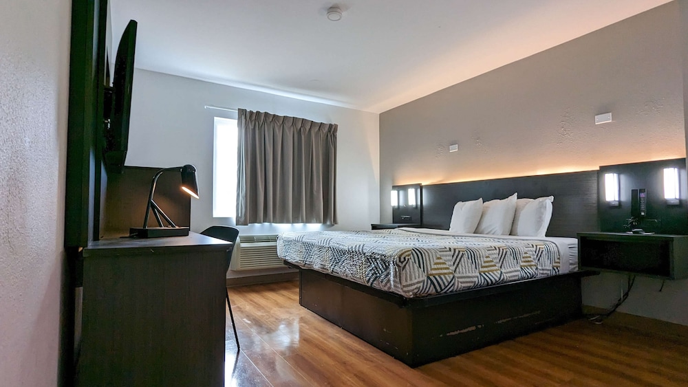 1 Queen Bed - ADA/Tub/Premium/Mini Fridge